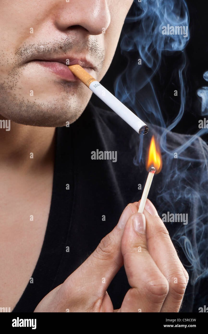 Homme allumer une cigarette Photo Stock