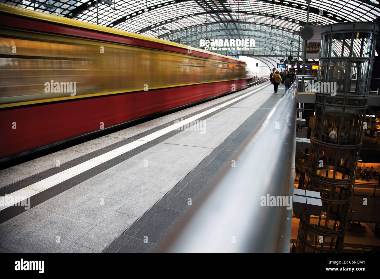 Allemagne, Berlin, la gare centrale, l'image floue du train Banque D'Images