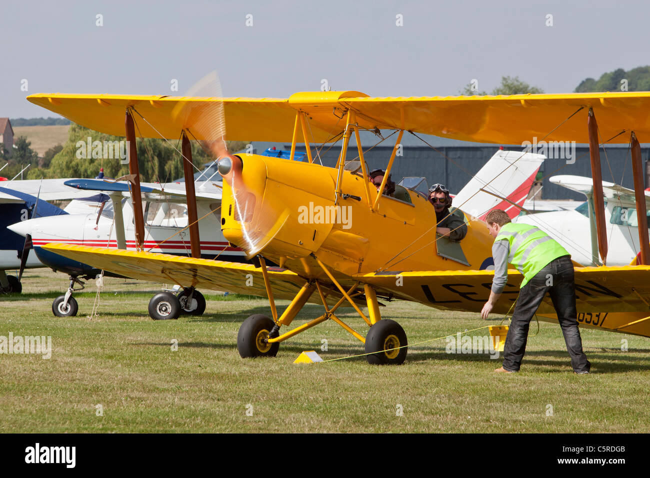 Biplan DH82 Tiger Moth prêts à décoller. Aérodrome Netherthorpe, UK Banque D'Images