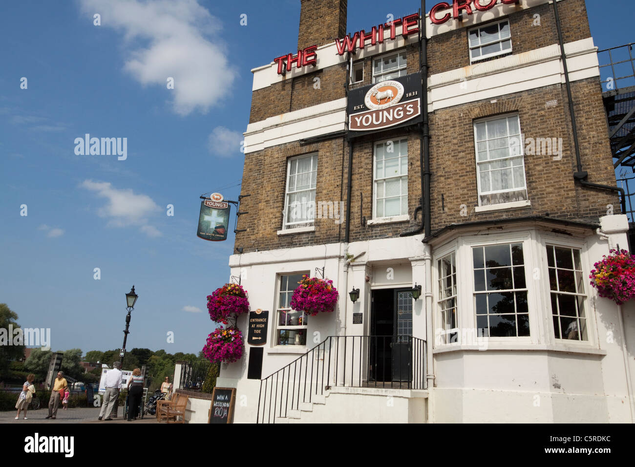 Pub Anglais traditionnel, la Croix blanche à Richmond, Surrey, Angleterre Banque D'Images