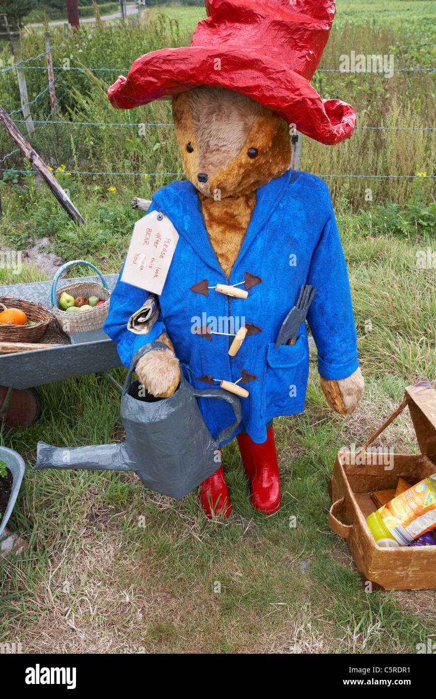 Paddington Bear au Bisterne Scarecrow Festival Royaume-Uni avec l'étiquette ci-jointe disant s'il vous plaît prendre soin de cet ours merci Banque D'Images