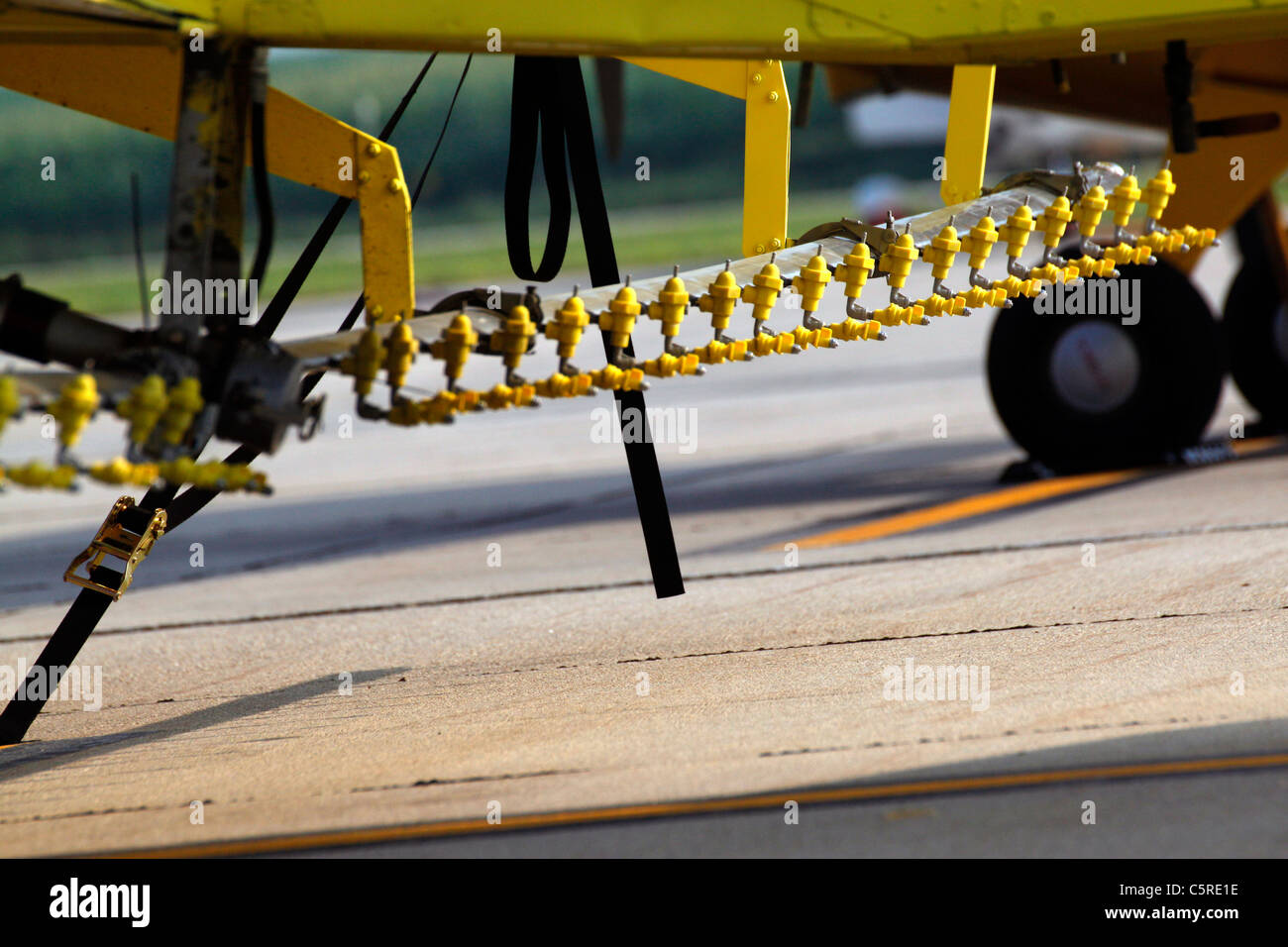 Buses de pulvérisation sous les ailes d'un avion utilisé dans l'application aérienne de produits chimiques agricoles Banque D'Images