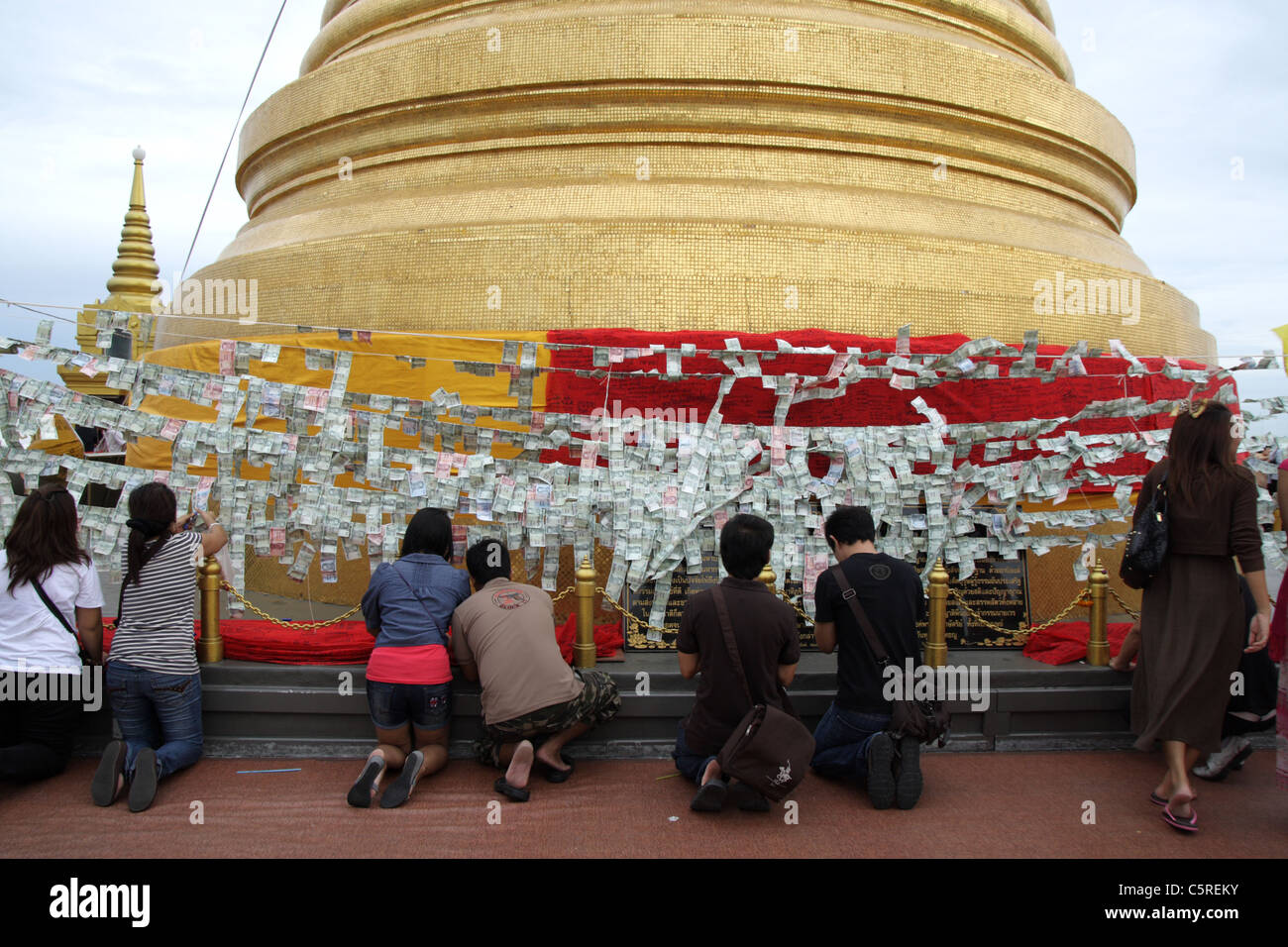 Carême bouddhiste thaï à la montagne d'or à Bangkok Banque D'Images