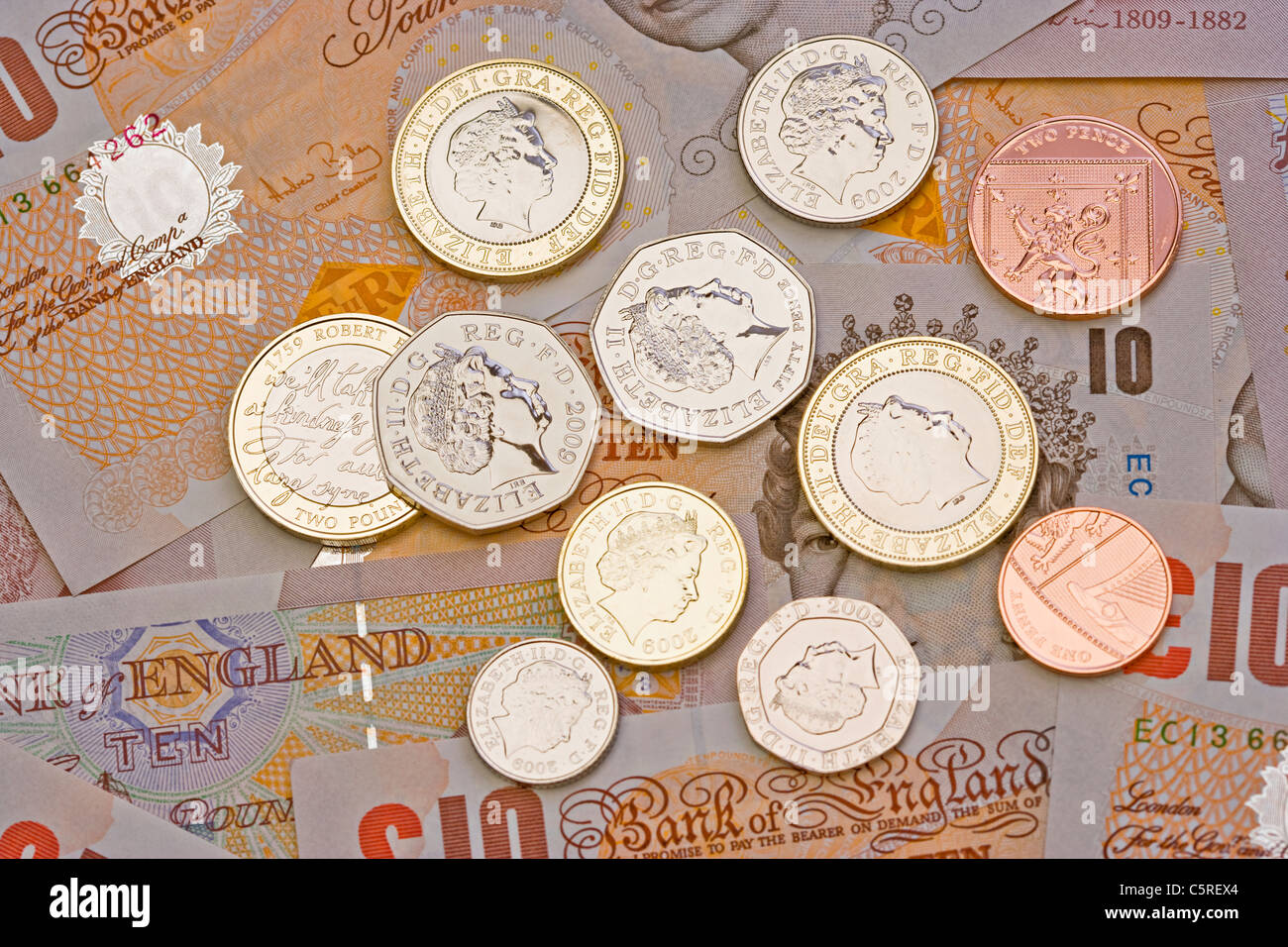 Neuf et inutilisé fan de dix livres Sterling billets de banque avec les monnaies située au-dessus Banque D'Images