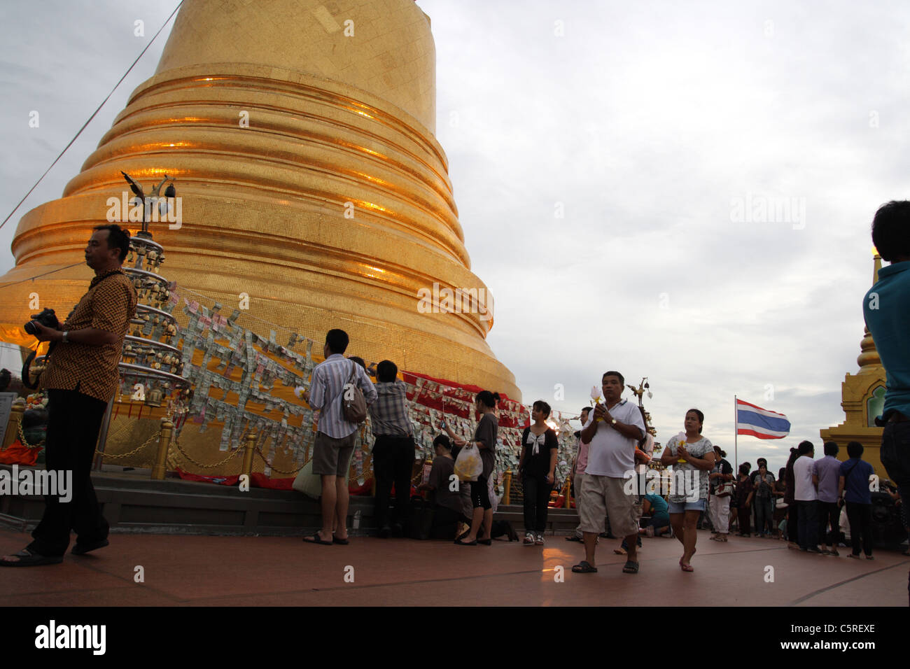 Carême bouddhiste thaï à la montagne d'or à Bangkok Banque D'Images