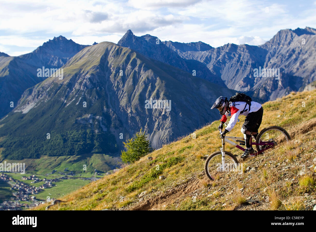 L'Italie, Livigno, vue de l'homme équitation vtt descente Banque D'Images