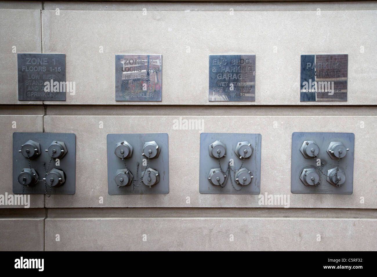 Tuyau pompe à incendie et de gicleurs automatique connexions sur un bâtiment à Nashville Tennessee USA Banque D'Images
