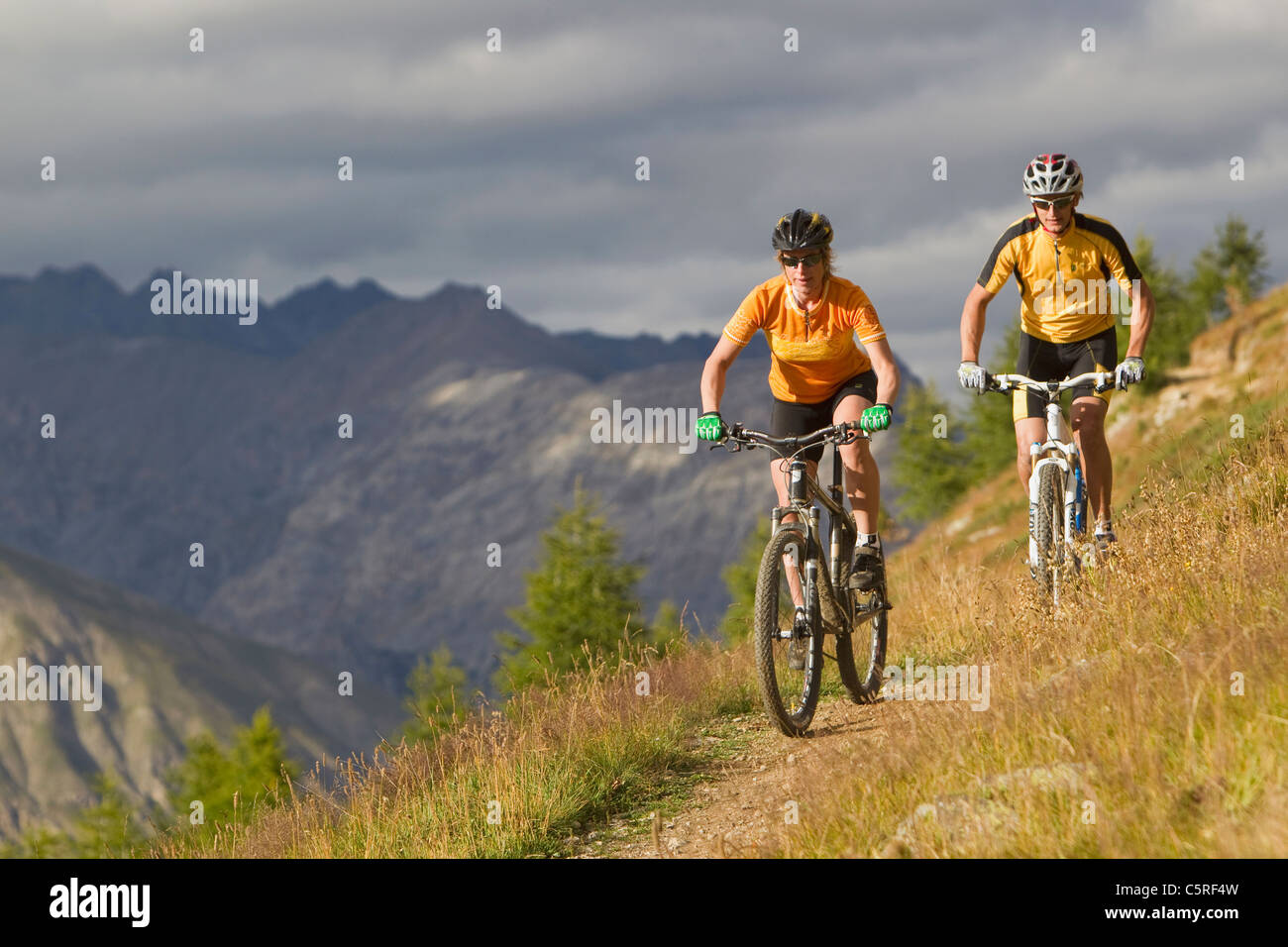 L'Italie, Livigno, View of man and woman riding mountain bike Banque D'Images