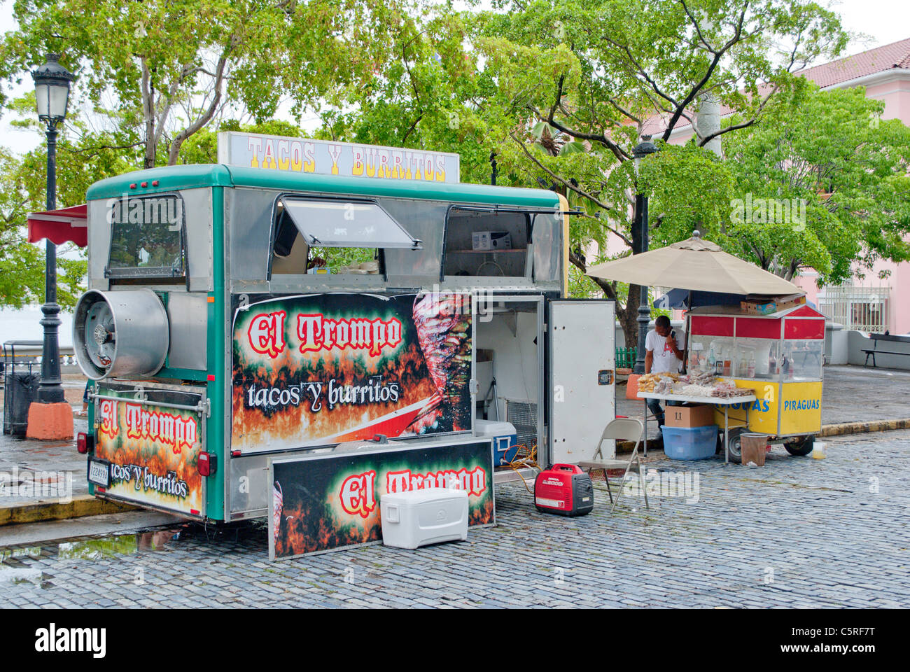 Stand alimentaire sur la rue du Vieux San Juan. Banque D'Images