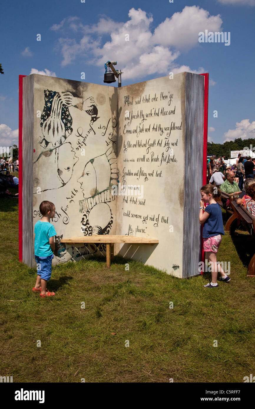 Livre géant sculpture, Latitude Festival 2011, Henham Park, Suffolk, Angleterre.ru Banque D'Images