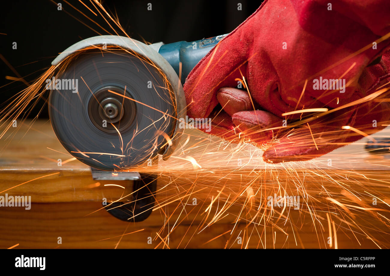 Couper l'acier avec une petite meuleuse Photo Stock - Alamy