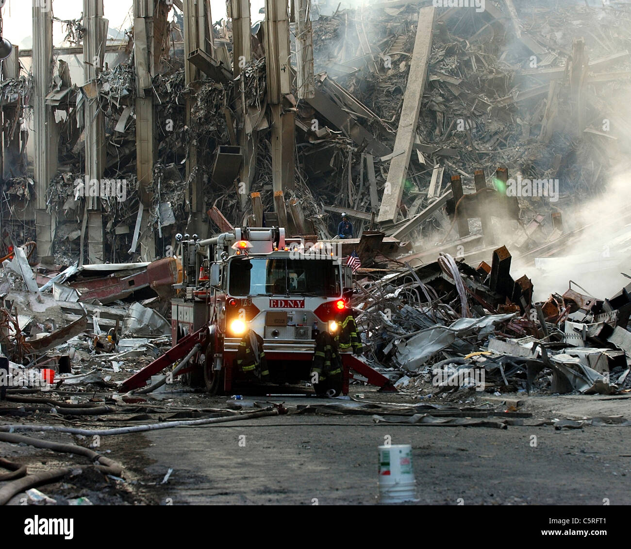 Camion à incendie au niveau zéro de l'Organisation mondiale du commerce Center après le 11 septembre les attaques terroristes Banque D'Images