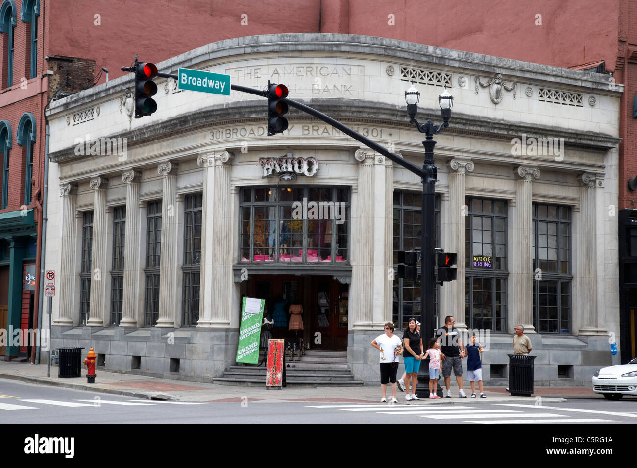 Ancienne Banque national américain situé à l'angle de Broadway maintenant un studio de tatouage Nashville Tennessee USA Banque D'Images
