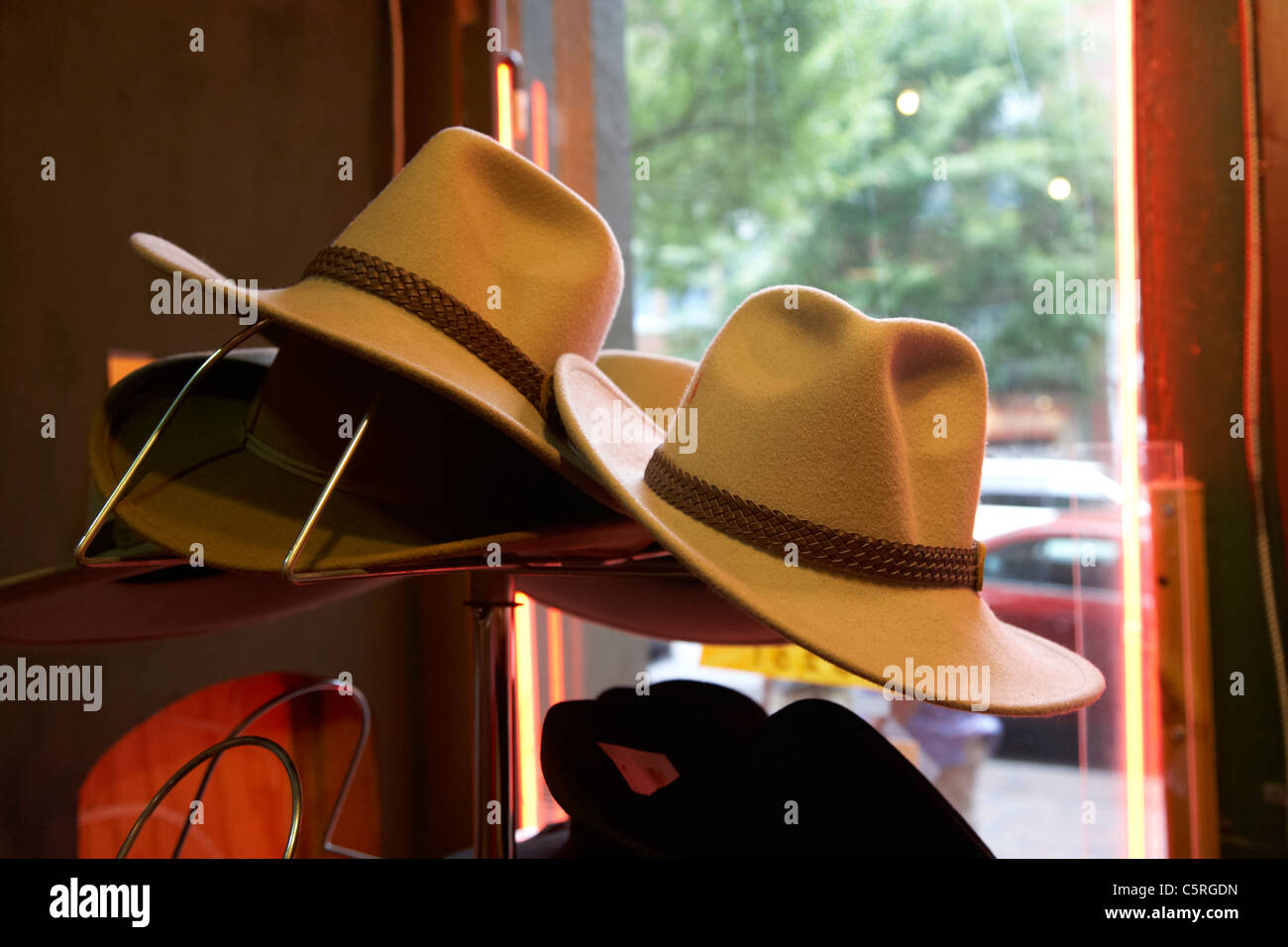 Chapeaux de cow-boy à vendre dans la fenêtre d'une boutique à Nashville  Tennessee USA Photo Stock - Alamy