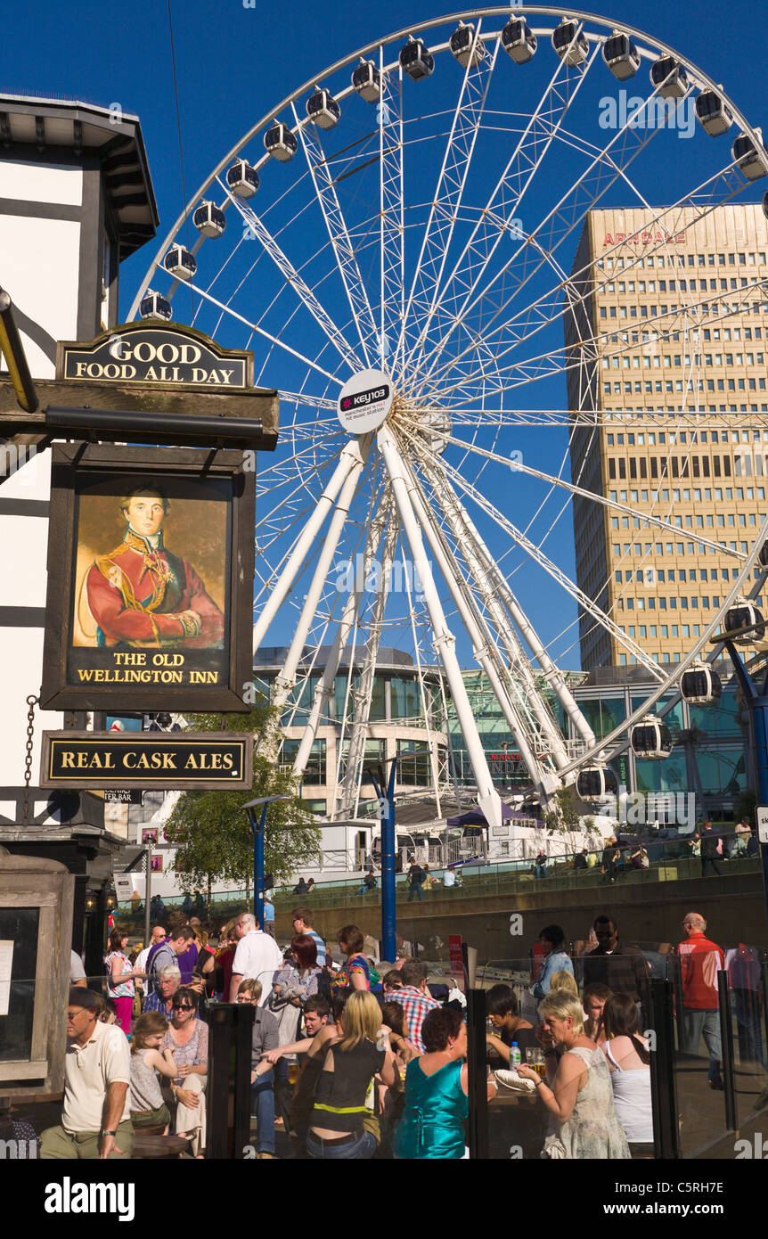 Old Inn Wellington et roue de Manchester, Angleterre Banque D'Images