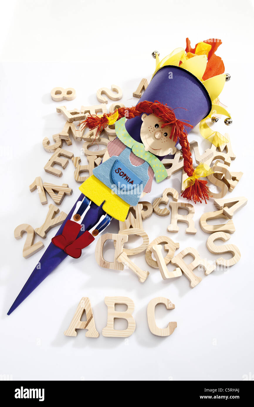 L'école colorés cone et majuscules, elevated view Banque D'Images