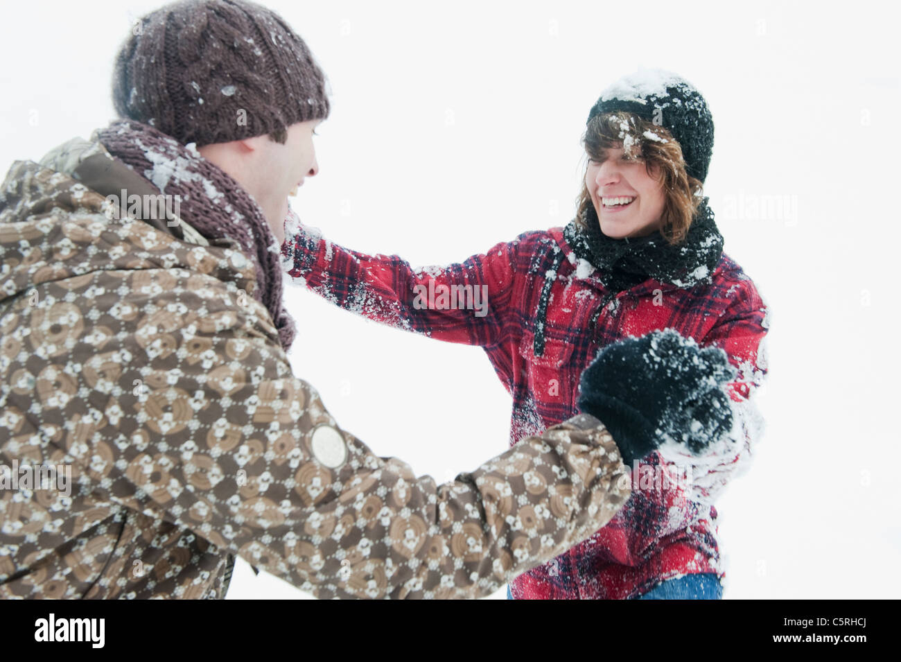 L'Autriche, Pays de Salzbourg, Flachau, jeune homme et femme jouent dans la neige Banque D'Images