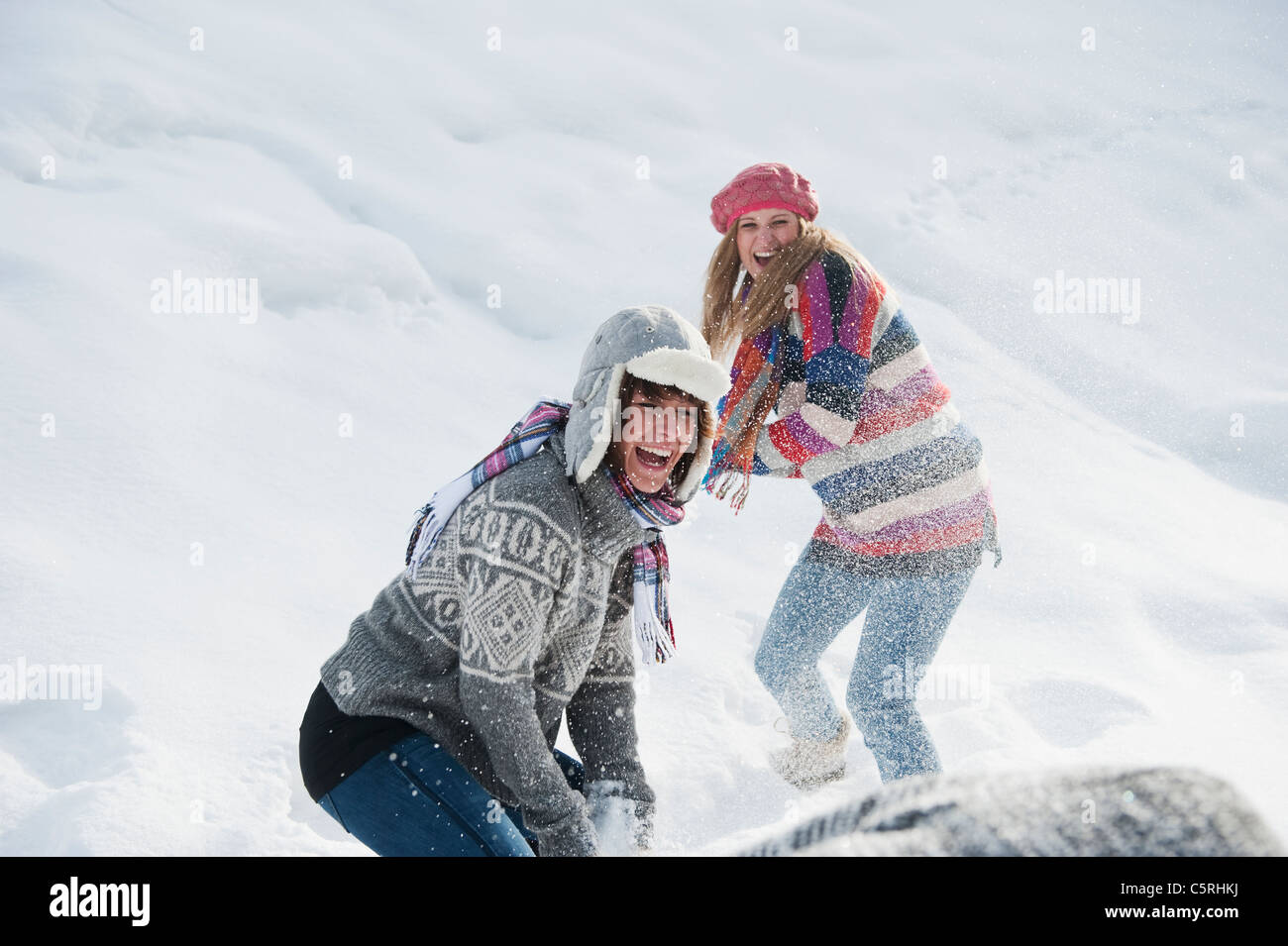 L'Autriche, Pays de Salzbourg, Flachau, Jeunes femmes lutte contre la neige dans la neige Banque D'Images