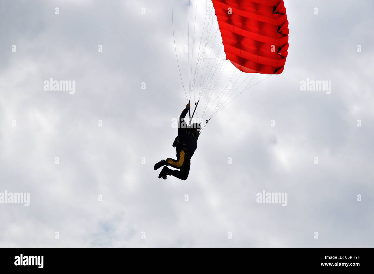 Un homme le parachutisme au Cotswold show cirencester park l'été 2011 Banque D'Images