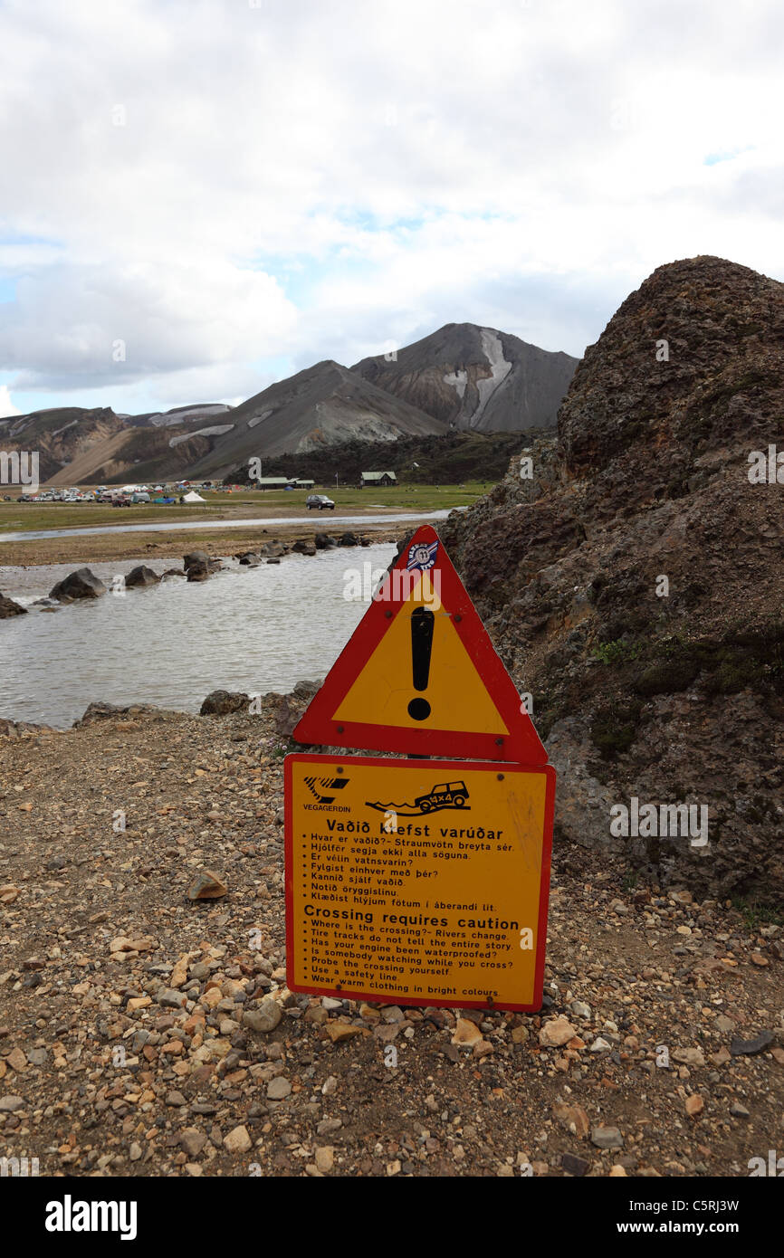 Panneau d'avertissement au passage de la rivière Namskvisl dans la région de Fjallabak Landmannalaugar d'Islande Banque D'Images