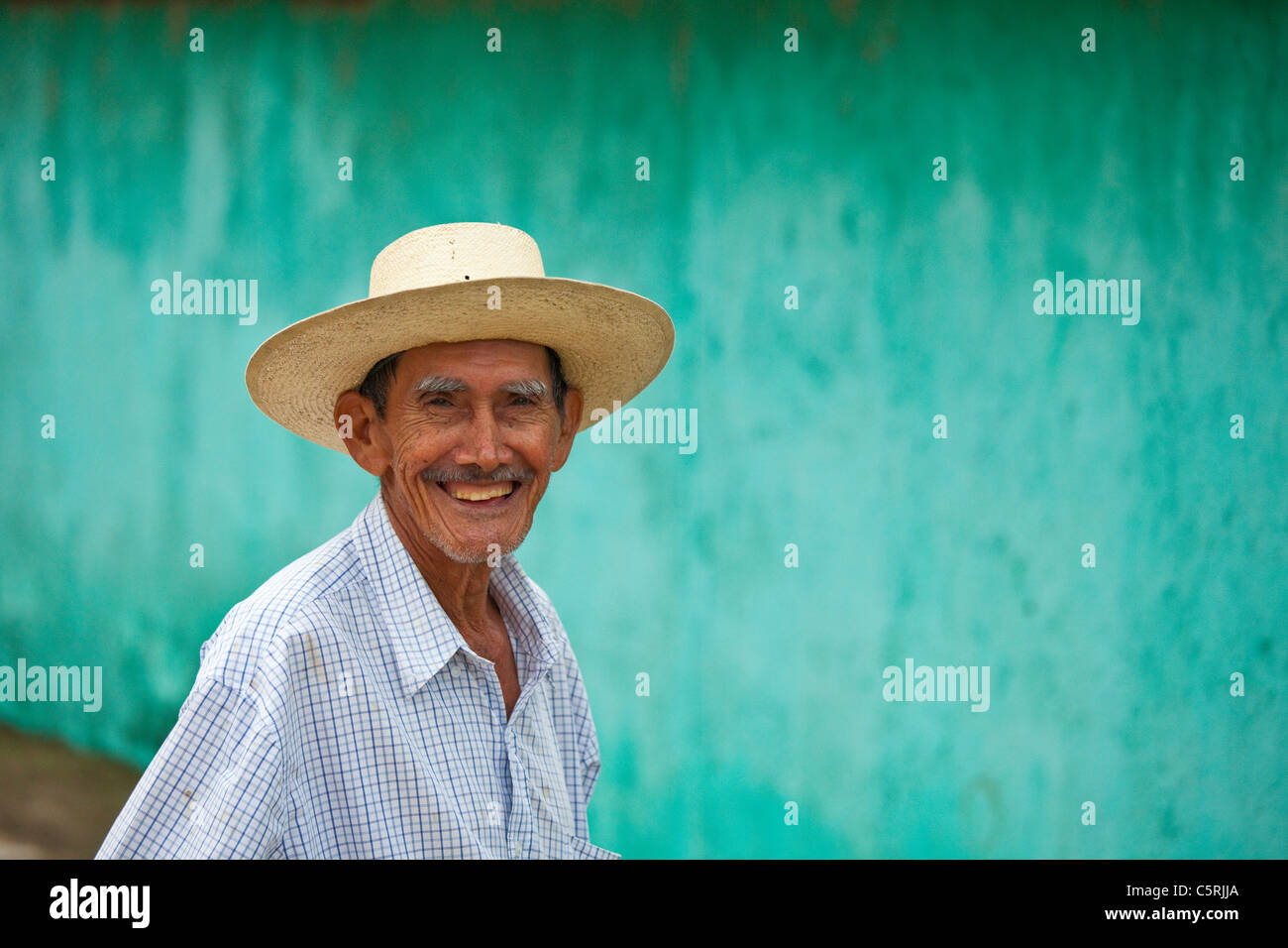 Vieil homme à Canton La Junta, Comalapa Chalatenango, El Salvador Banque D'Images