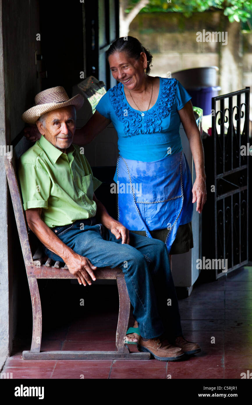Couple de personnes âgées dans le canton de La Junta, Comalapa Chalatenango, El Salvador Banque D'Images