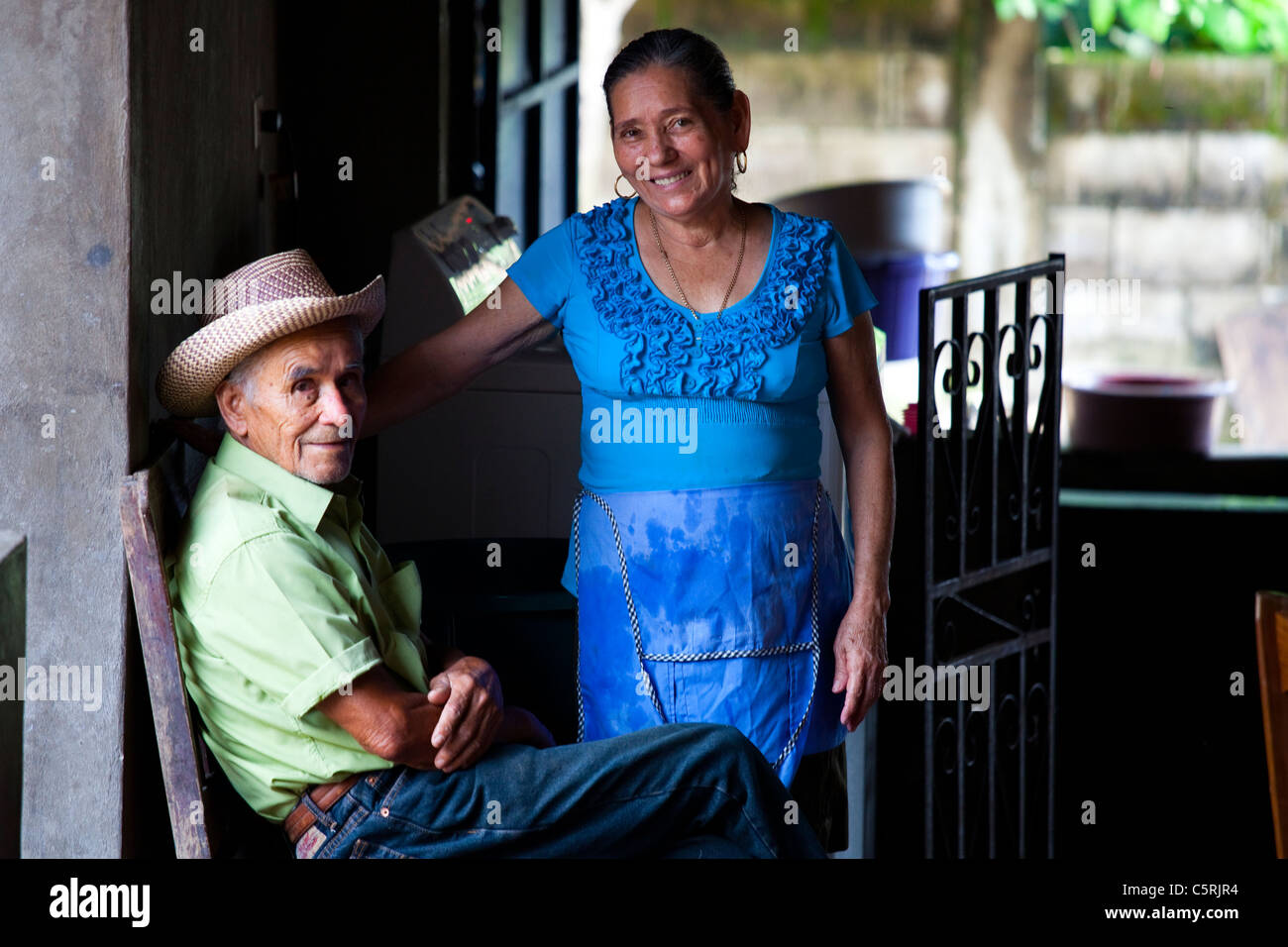 Couple de personnes âgées dans le canton de La Junta, Comalapa Chalatenango, El Salvador Banque D'Images