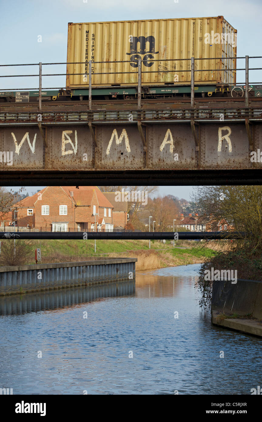 Freight train crossing river Gipping, Ipswich, Suffolk, UK. Banque D'Images