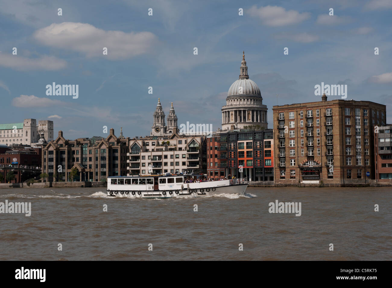 Londres, Angleterre. Vues de l'évolution de la ville de la rivière montrant la cathédrale de St Paul, après des années de restauration et de nettoyage. Banque D'Images