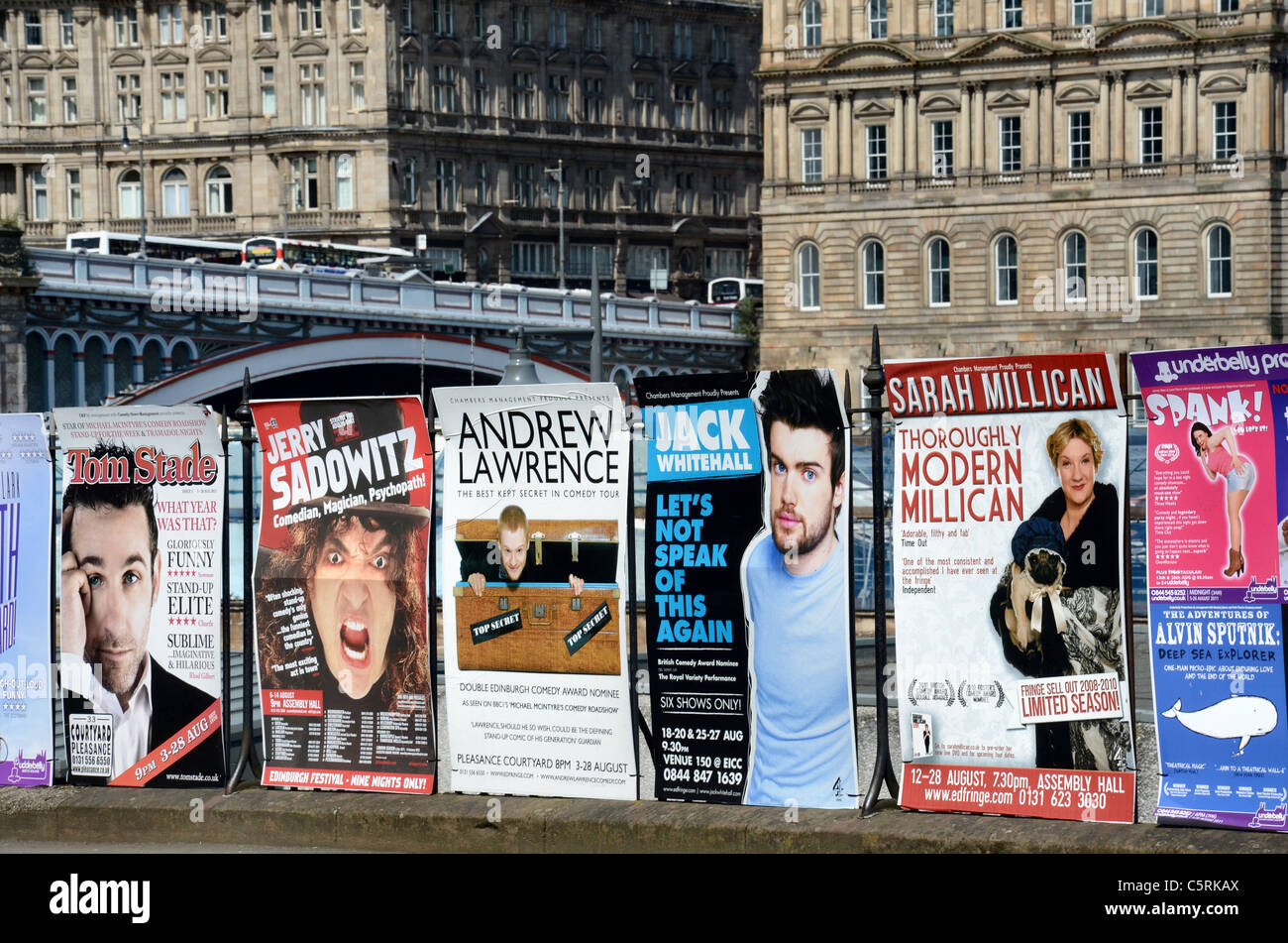 La publicité des affiches sur l'affiche du Festival Fringe d'Édimbourg de 2011 dans le contexte de la nouvelle ville. Banque D'Images