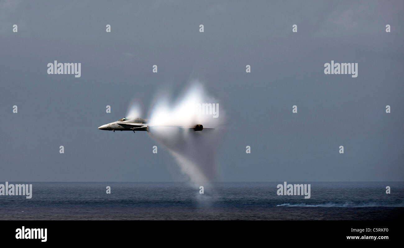 F/A-18E Super Hornet manoeuvrant franchissant le mur du son Banque D'Images