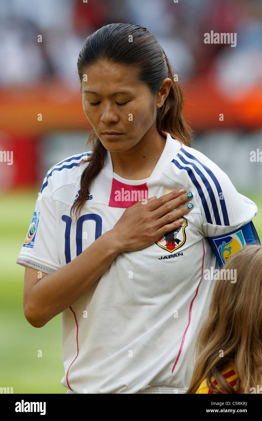 Le capitaine de l'équipe japonaise Homare Sawa représente l'hymne national avant un match du Groupe B de la Coupe du monde féminine de la FIFA 2011 contre le Mexique le 1er juillet 2011 au stade de la Coupe du monde féminine de la FIFA à Leverkusen, en Allemagne. Usage éditorial exclusif. Utilisation commerciale interdite. Banque D'Images