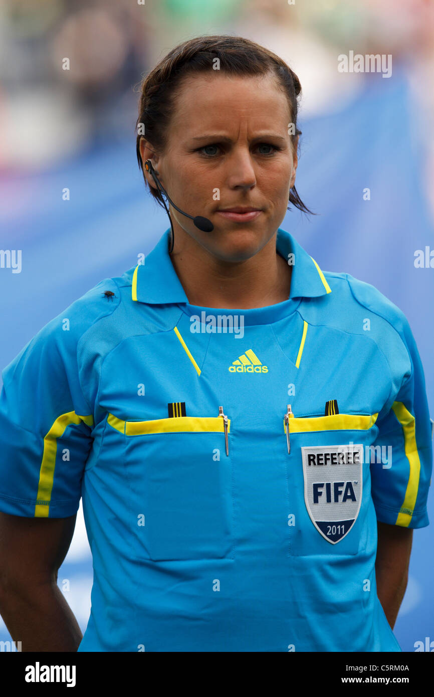 Arbitre en Chef Christina Pedersen se tient au cours de présentations des équipes avant un match de Coupe du Monde féminine entre le Japon et le Mexique. Banque D'Images