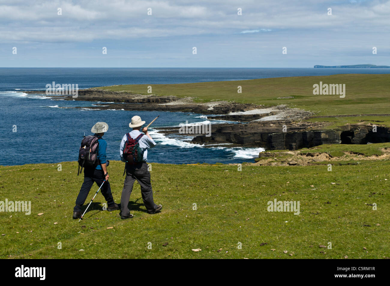 dh Iles écossaises ecosse ÎLE ROUSAY ORKNEY ISLES randonneurs touristiques randonnée pédestre côte royaume-uni vue mer été randonnée Banque D'Images