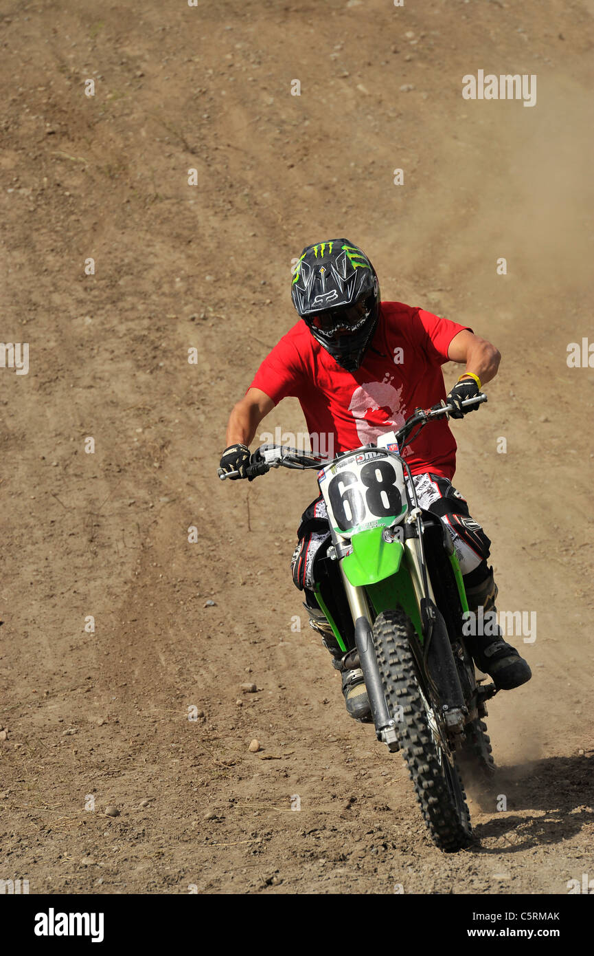 Un pilote de motocross sur une colline après avoir effectuer un saut Banque D'Images