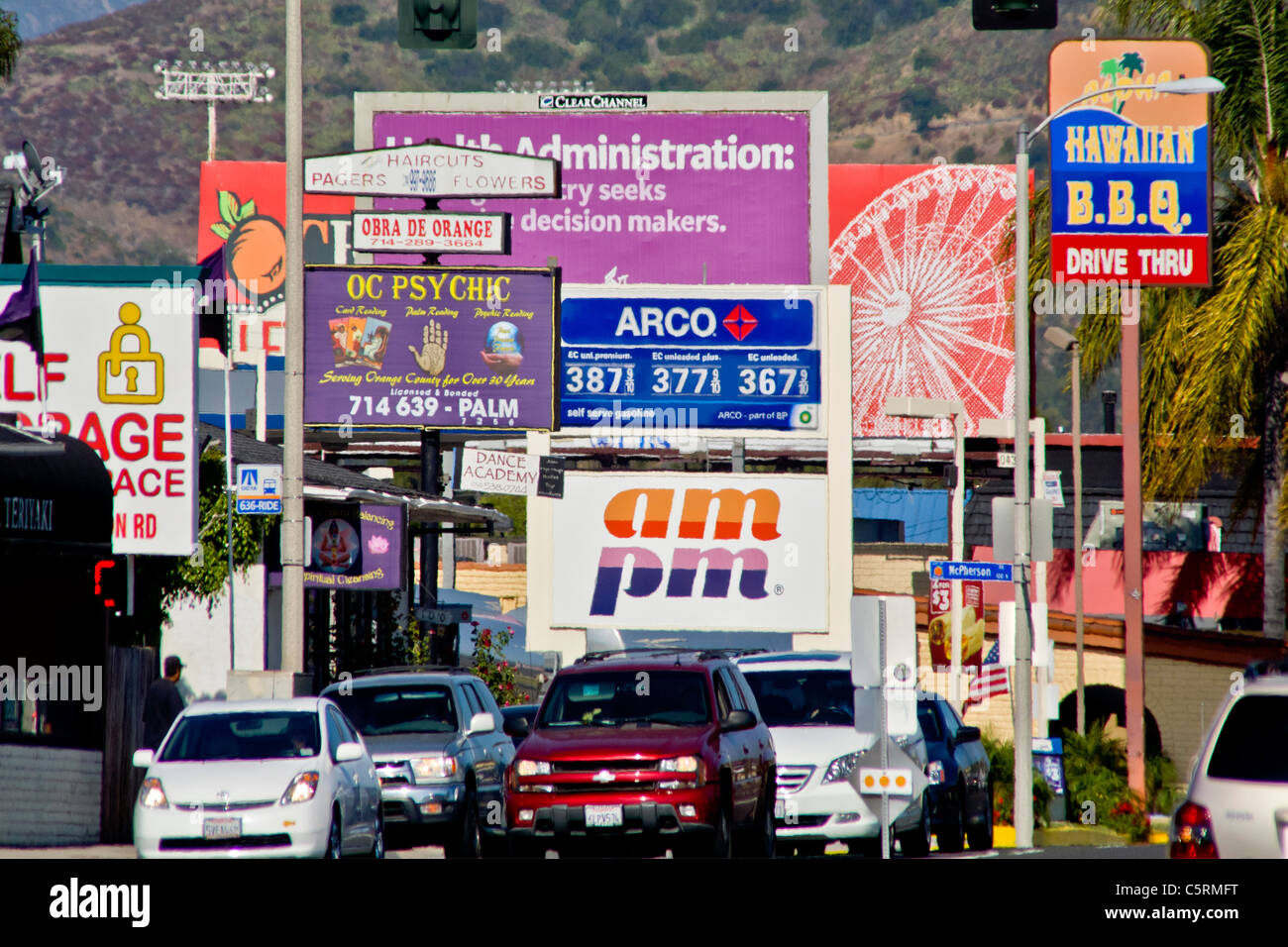 Après-midi, le trafic passe retail enseignes publicitaire à Orange, CA. Banque D'Images