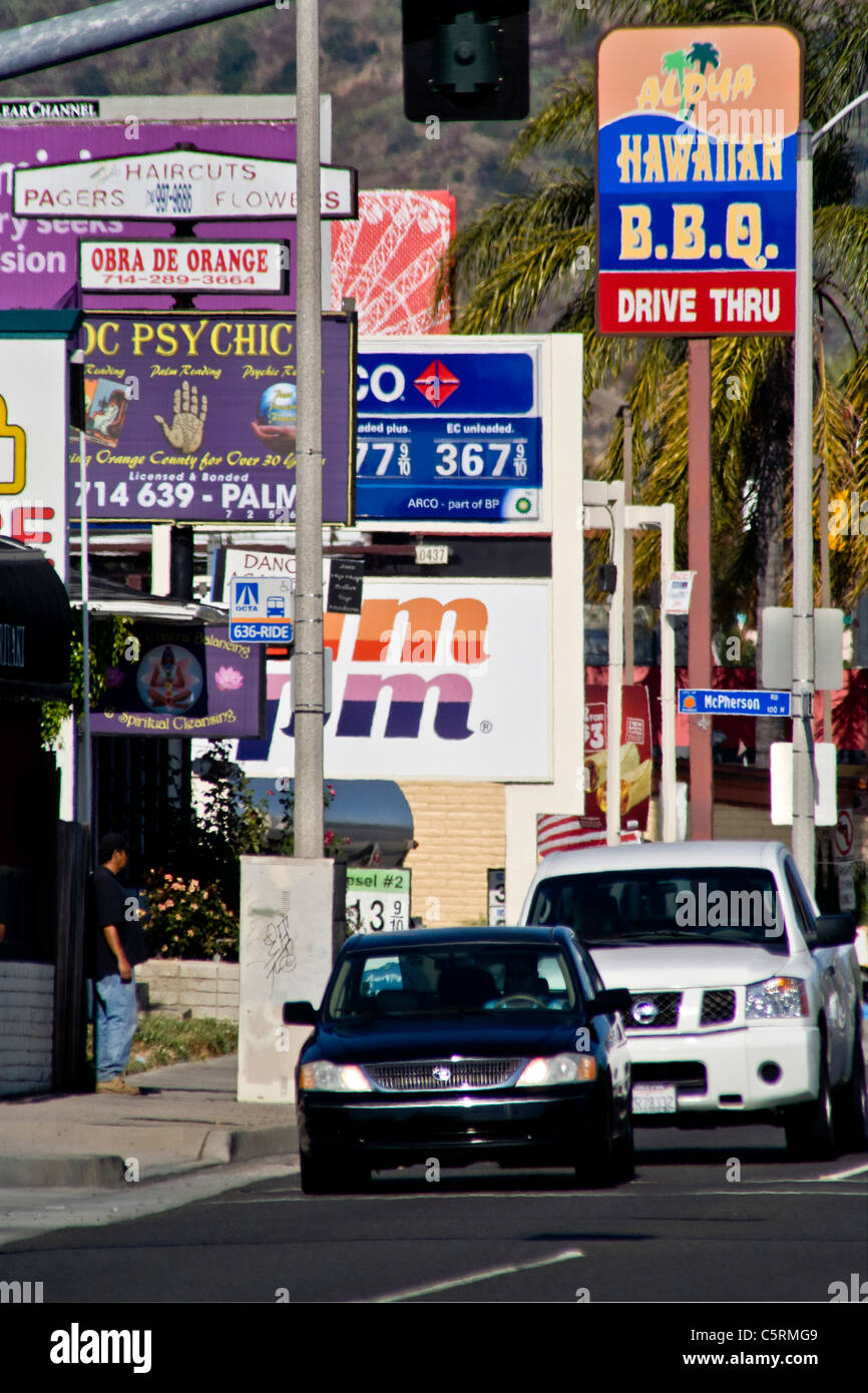 Après-midi, le trafic passe retail enseignes publicitaire à Orange, CA. Banque D'Images