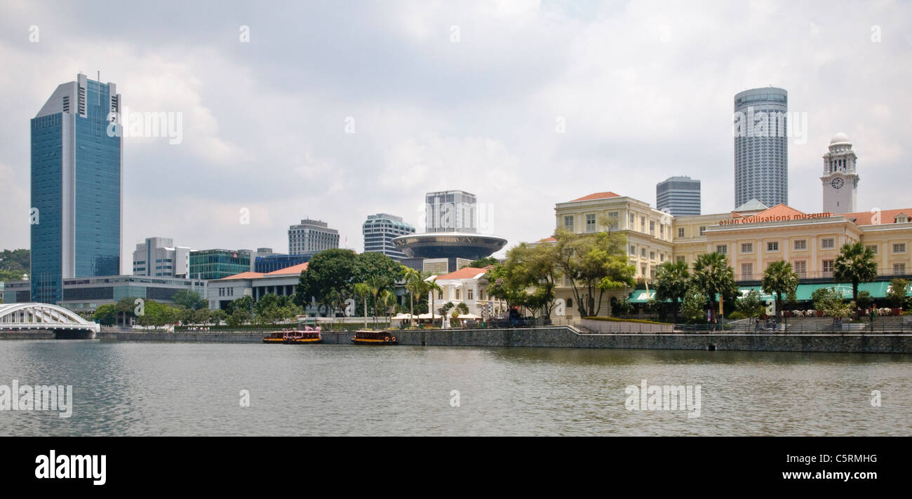 Musée de la civilisation asiatique à la rivière Singapour et le bâtiment du Parlement à Singapour, tours de bureaux à l'arrière, de l'Asie Banque D'Images