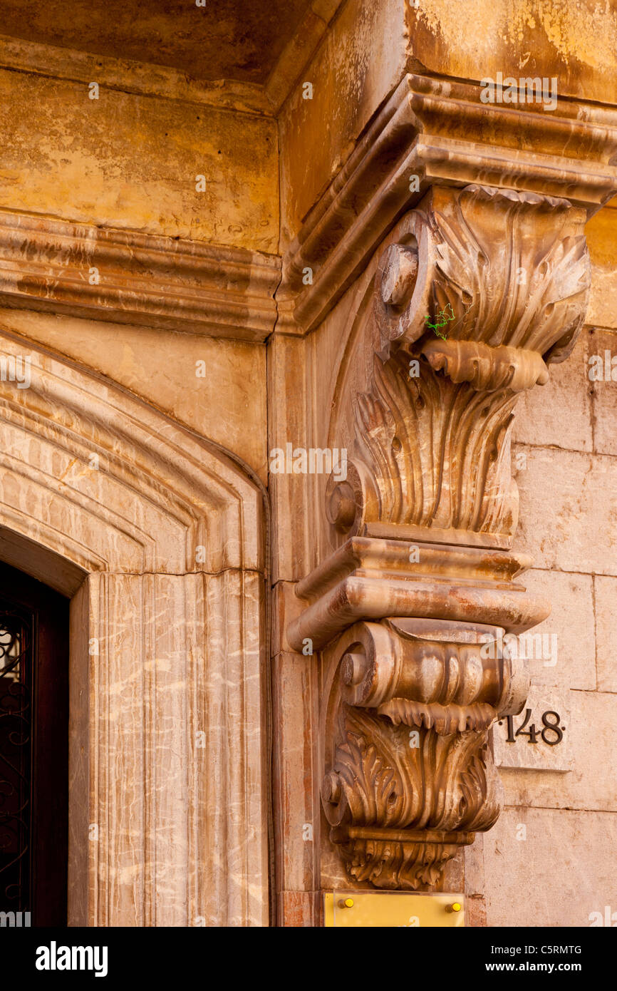 Balcon corbel et détail de porte à l'avant d'un bâtiment à Taormina, Messine Sicile Italie Banque D'Images