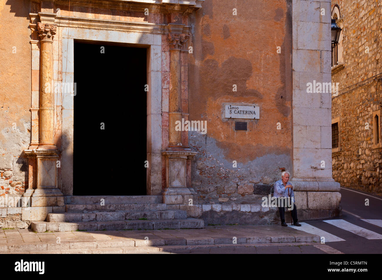 Homme plus âgé se détendre à l'extérieur de Chiesa di Santa Caterina, Taormina Messina Sicile Italie Banque D'Images