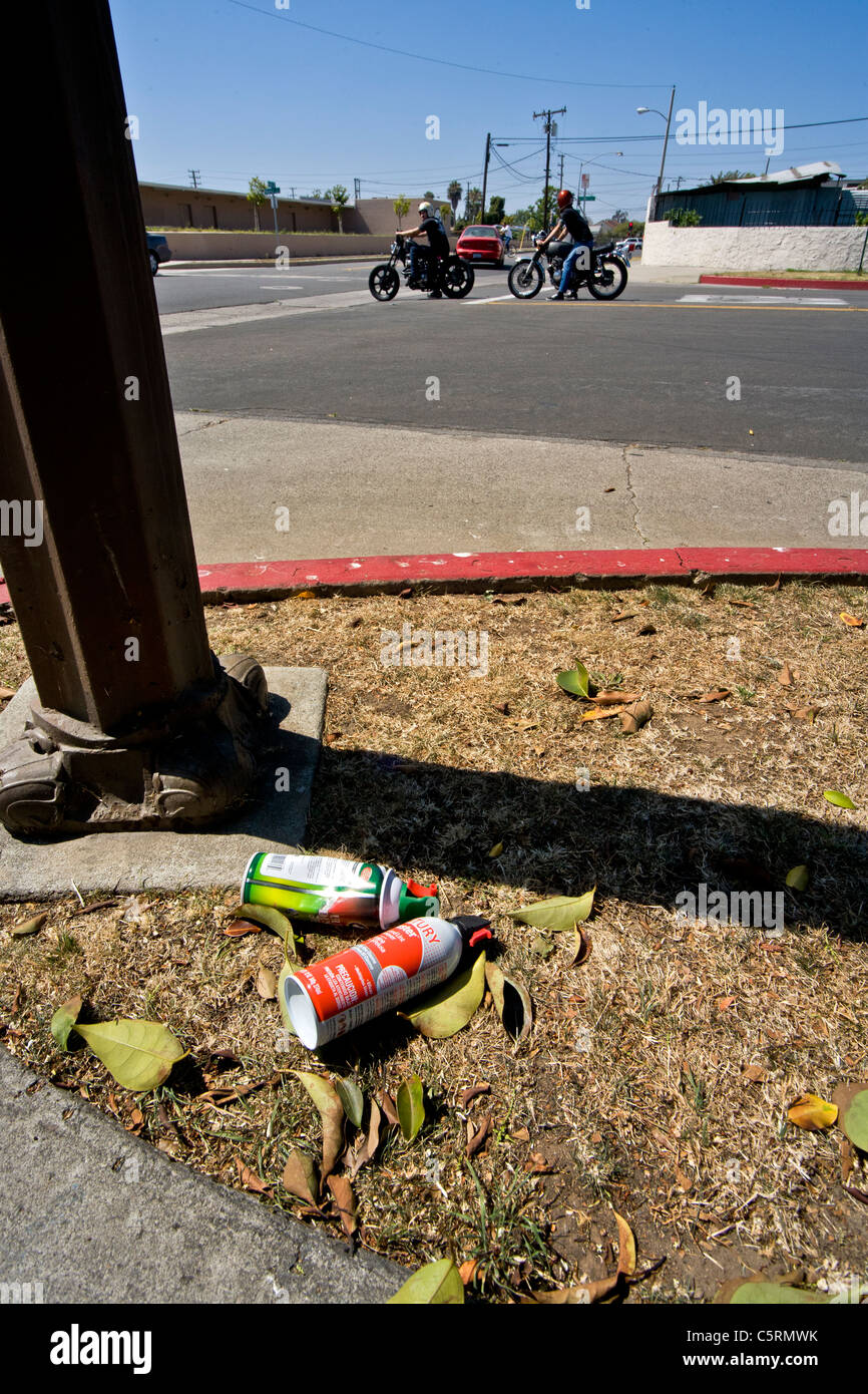 Les contenants vides de substances inhalées utilisés pour les consommateurs de drogues illicites 'hauts' se trouvent à côté d'une intersection à Santa Ana, CA. Banque D'Images