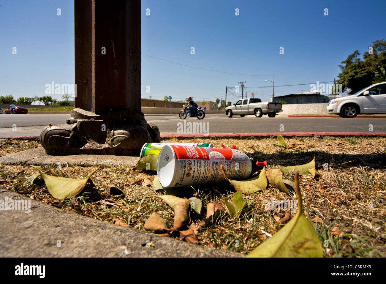 Les contenants vides de substances inhalées utilisés pour les consommateurs de drogues illicites 'hauts' se trouvent à côté d'une intersection à Santa Ana, CA. Banque D'Images