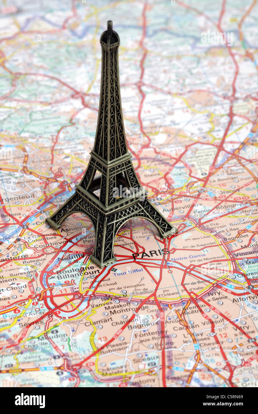 Statue de Tour Eiffel sur la carte de Paris Banque D'Images