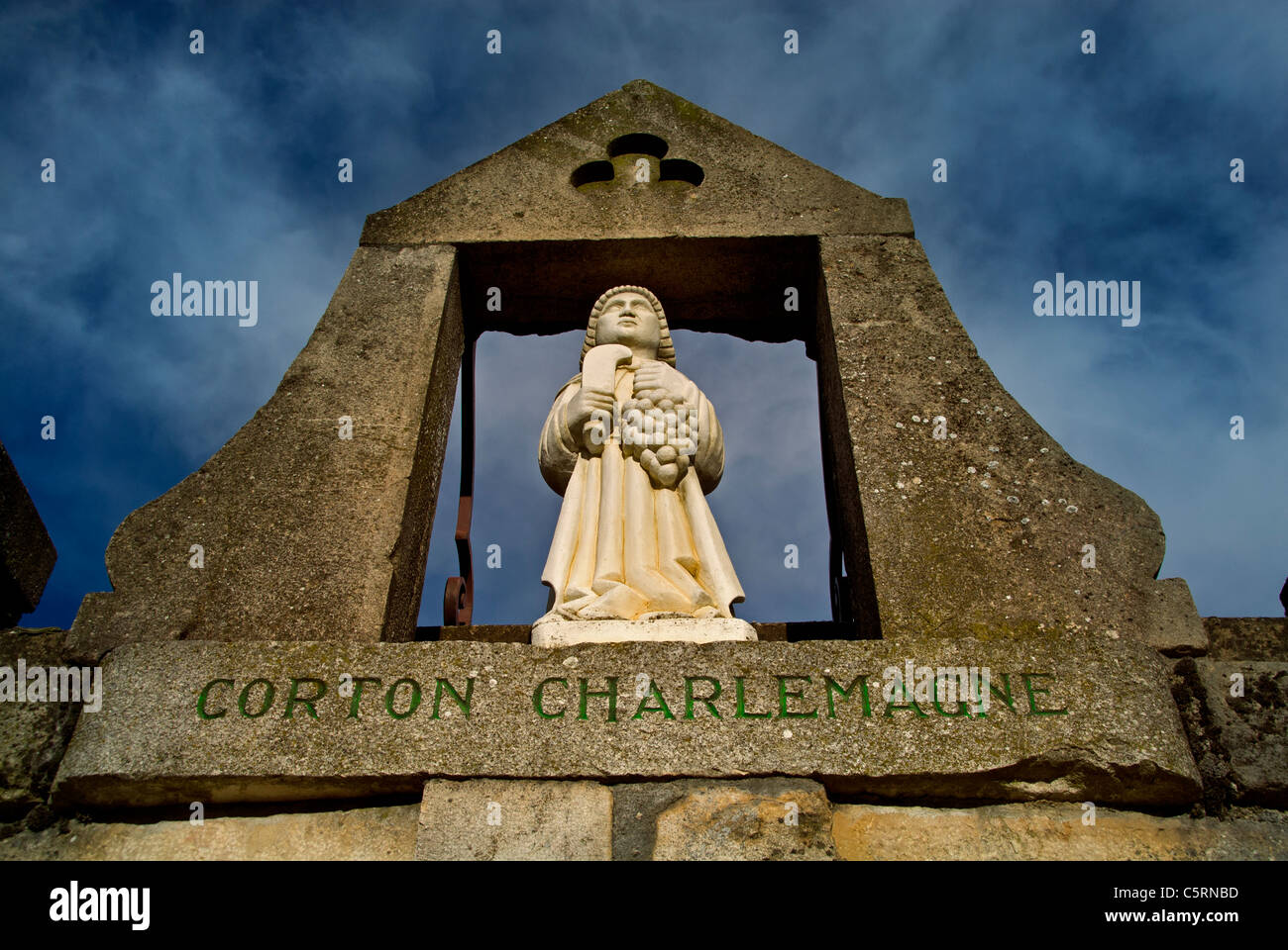 Corton Charlemagne marqueur de statue entre Aloxe-Corton et Pernand-Vergelesses au pied de la colline de Corton, Côte d'Or Bourgogne France Banque D'Images