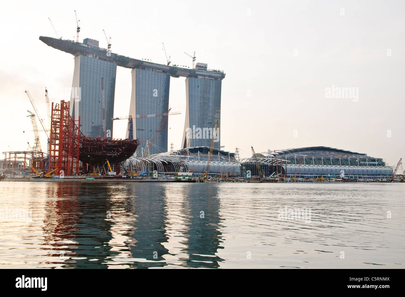 La nouvelle Marina Bay Sands, avec centre des congrès, casino, cinémas, et un musée hotel, Singapore Banque D'Images