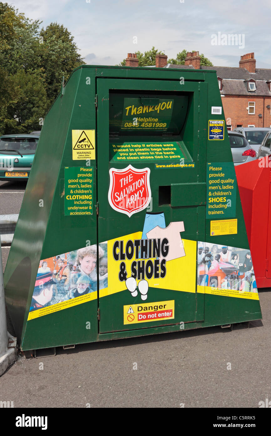 L'Armée du salut des vêtements et des chaussures d'une corbeille de recyclage Banque D'Images
