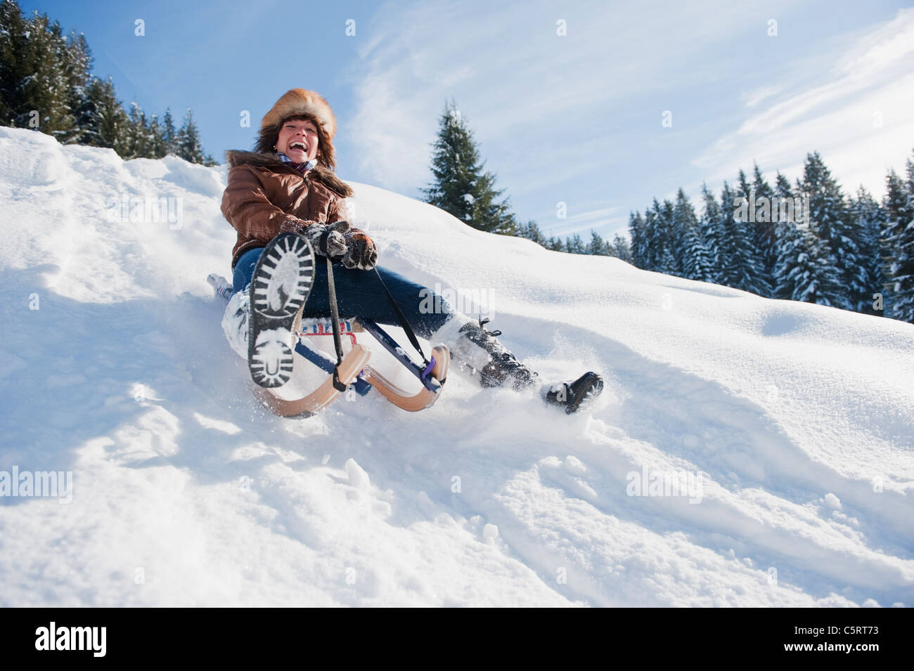 L'Autriche, Pays de Salzbourg, Flachau, jeune femme de la luge dans la neige Banque D'Images