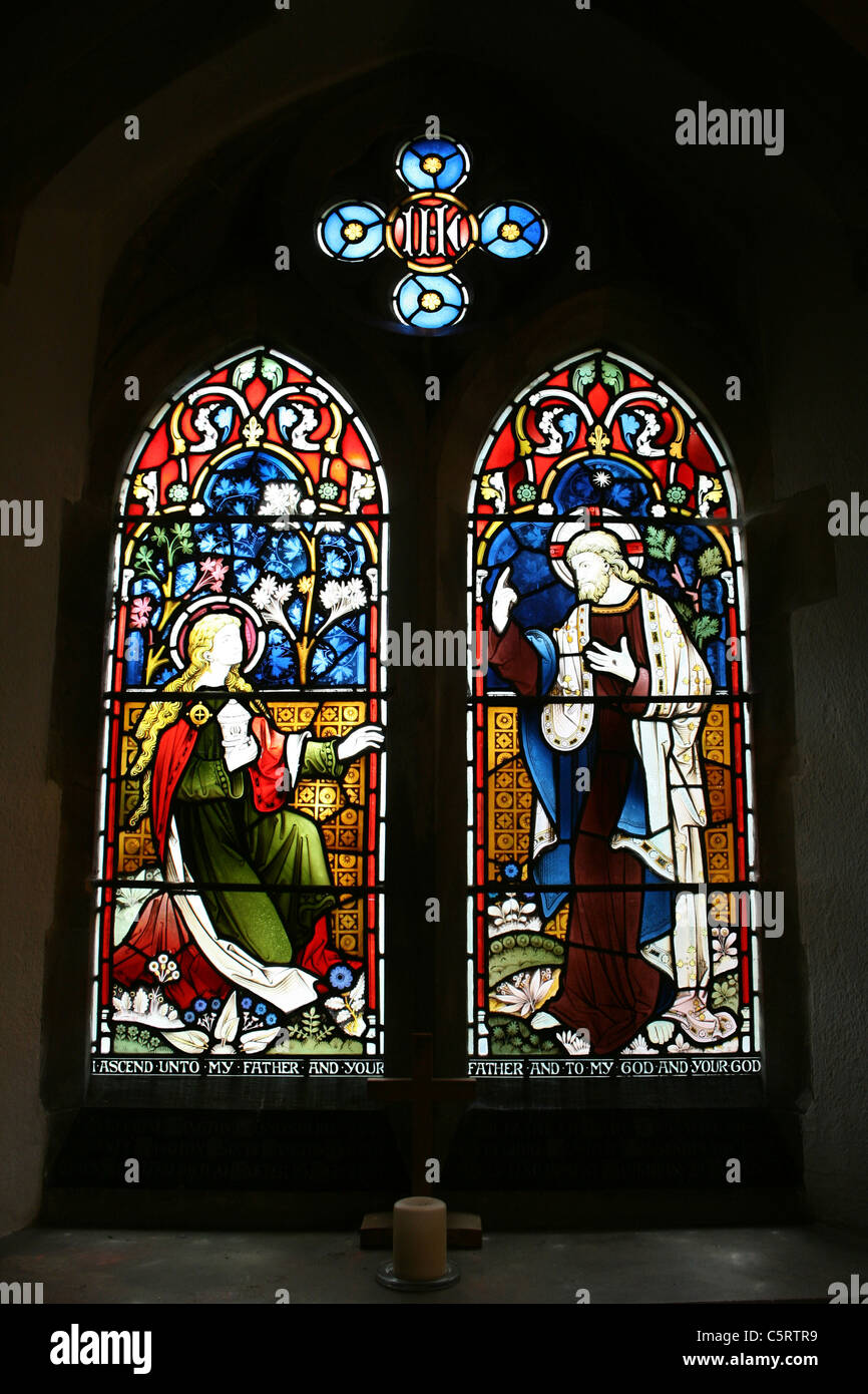 Vitrail de Marie et Jésus de passage biblique Jean 20:17, Eglise St Peter Gunby, Lincolnshire, Royaume-Uni Banque D'Images