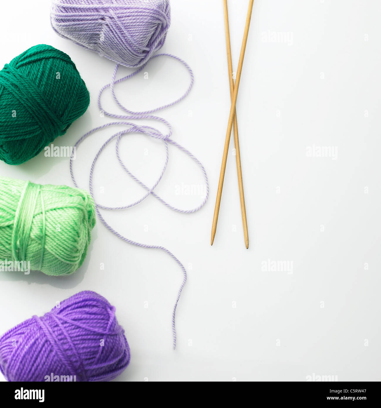 Aiguille à tricoter et balles de laine Banque D'Images