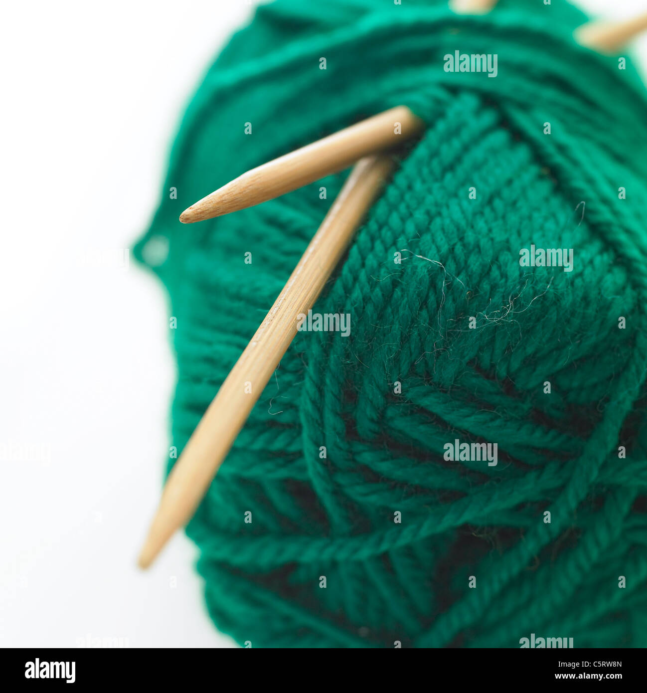 Aiguille à tricoter et une pelote de laine Banque D'Images